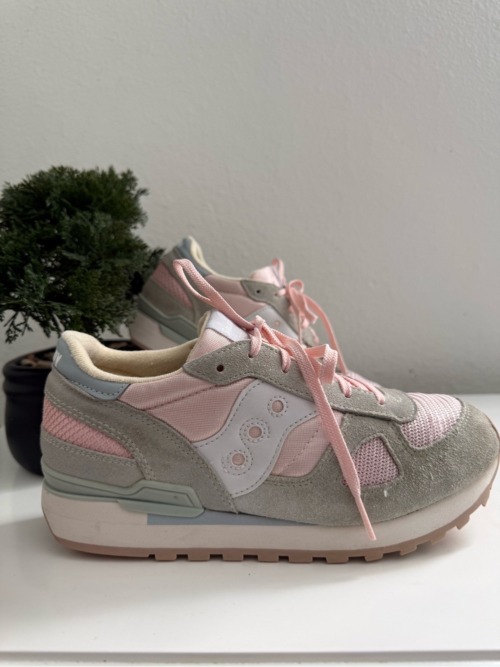 Saucony shadow women size 5 Pink, Gray and White Suede Mesh Sneakers